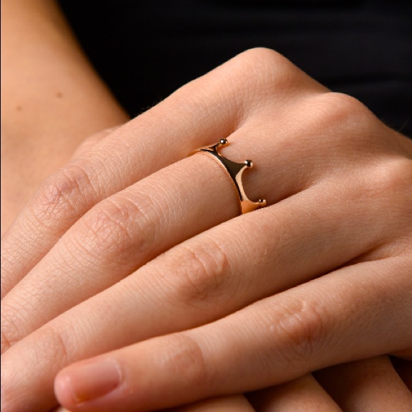 Lulus Jewelry - “Your Majesty” Royal Queen Minimalist Crown Ring